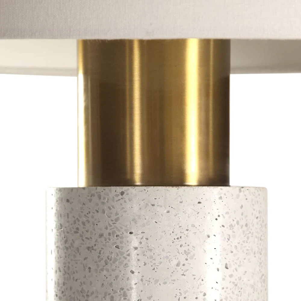 Vaeshon Table Lamp - Image 3